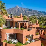 Сasa de vacaciones Vacation I La Alzambra Peaceful Hideaway With Sea Views, Close To Puerto Banus, Large Communal Pool, Luxury Renovated Interiors, Sun-drenched Terrace *