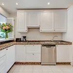Vacation I La Alzambra Peaceful Hideaway With Sea Views, Close To Puerto Banus, Large Communal Pool, Luxury Renovated Interiors, Sun-drenched Terrace Semesterbostad *