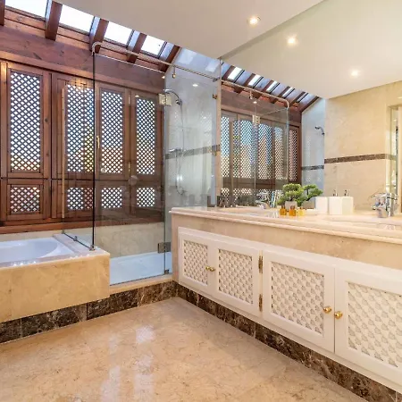Vacation I La Alzambra Peaceful Hideaway With Sea Views, Close To Puerto Banus, Large Communal Pool, Luxury Renovated Interiors, Sun-drenched Terrace Casa de Férias *