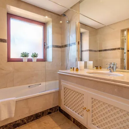 Casa de Férias Vacation I La Alzambra Peaceful Hideaway With Sea Views, Close To Puerto Banus, Large Communal Pool, Luxury Renovated Interiors, Sun-drenched Terrace