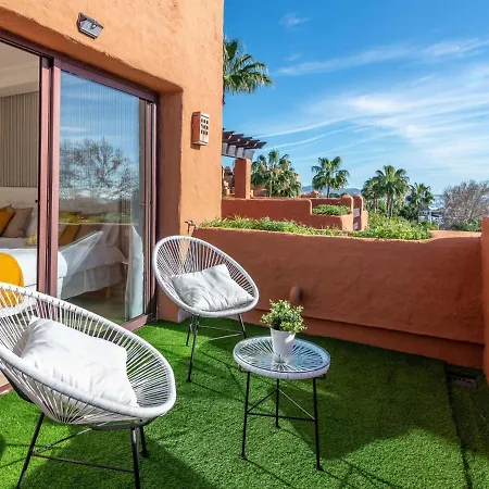 Vacation I La Alzambra Peaceful Hideaway With Sea Views, Close To Puerto Banus, Large Communal Pool, Luxury Renovated Interiors, Sun-drenched Terrace Casa de Férias