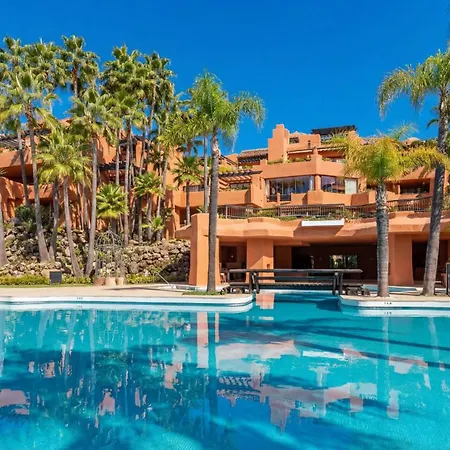 Semesterbostad Vacation I La Alzambra Peaceful Hideaway With Sea Views, Close To Puerto Banus, Large Communal Pool, Luxury Renovated Interiors, Sun-drenched Terrace