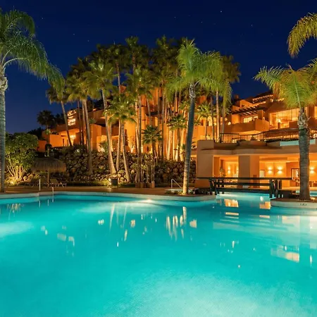 Semesterbostad Vacation I La Alzambra Peaceful Hideaway With Sea Views, Close To Puerto Banus, Large Communal Pool, Luxury Renovated Interiors, Sun-drenched Terrace *
